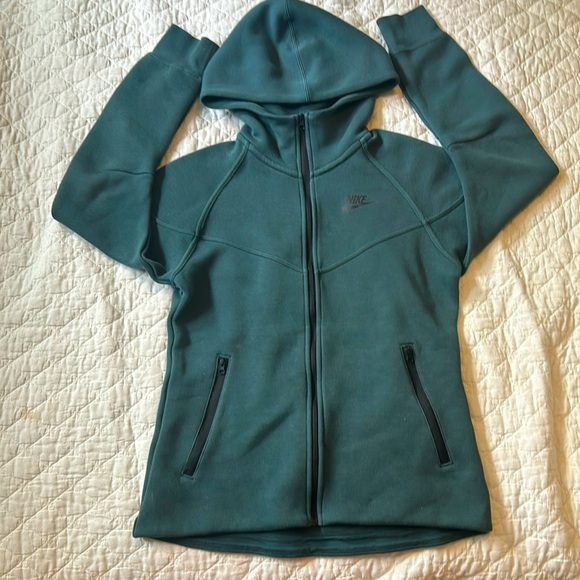 Green Nike tech 🫶 - Picture 3 of 9